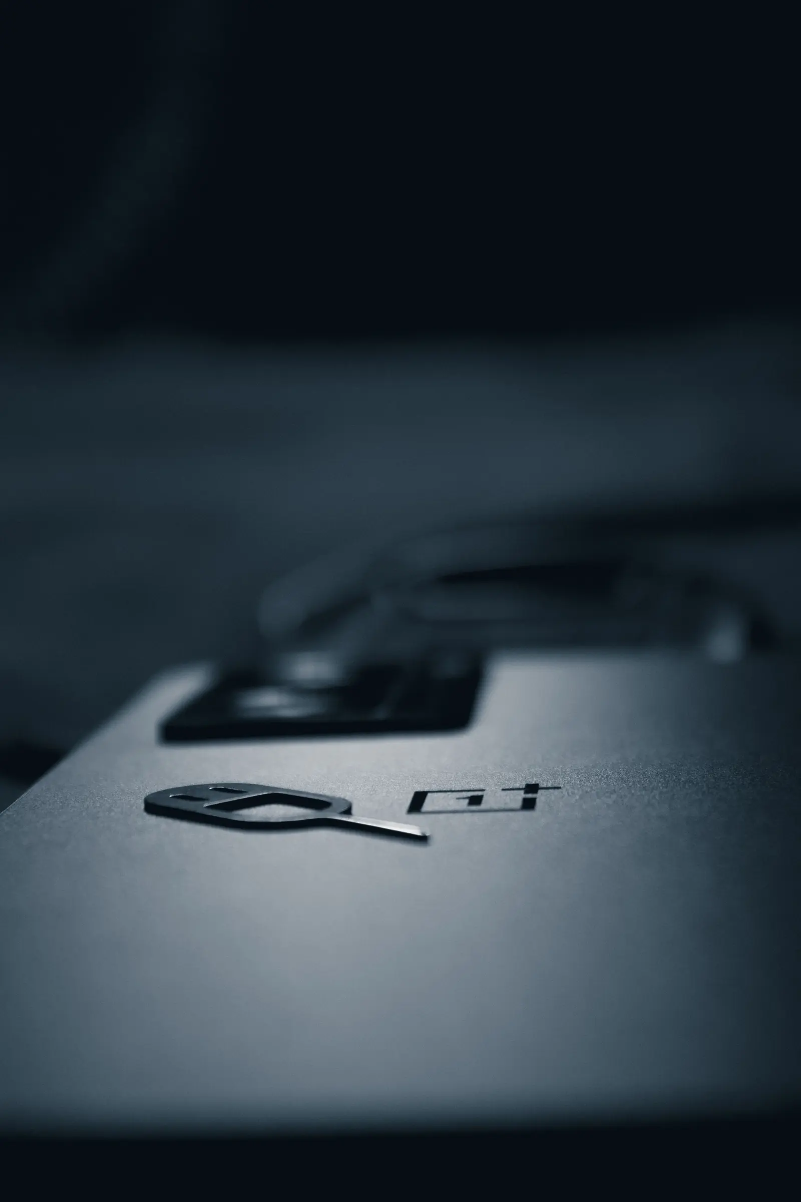 أداة إخراج شريحة SIM موضوعة على ظهر هاتف ذكي.