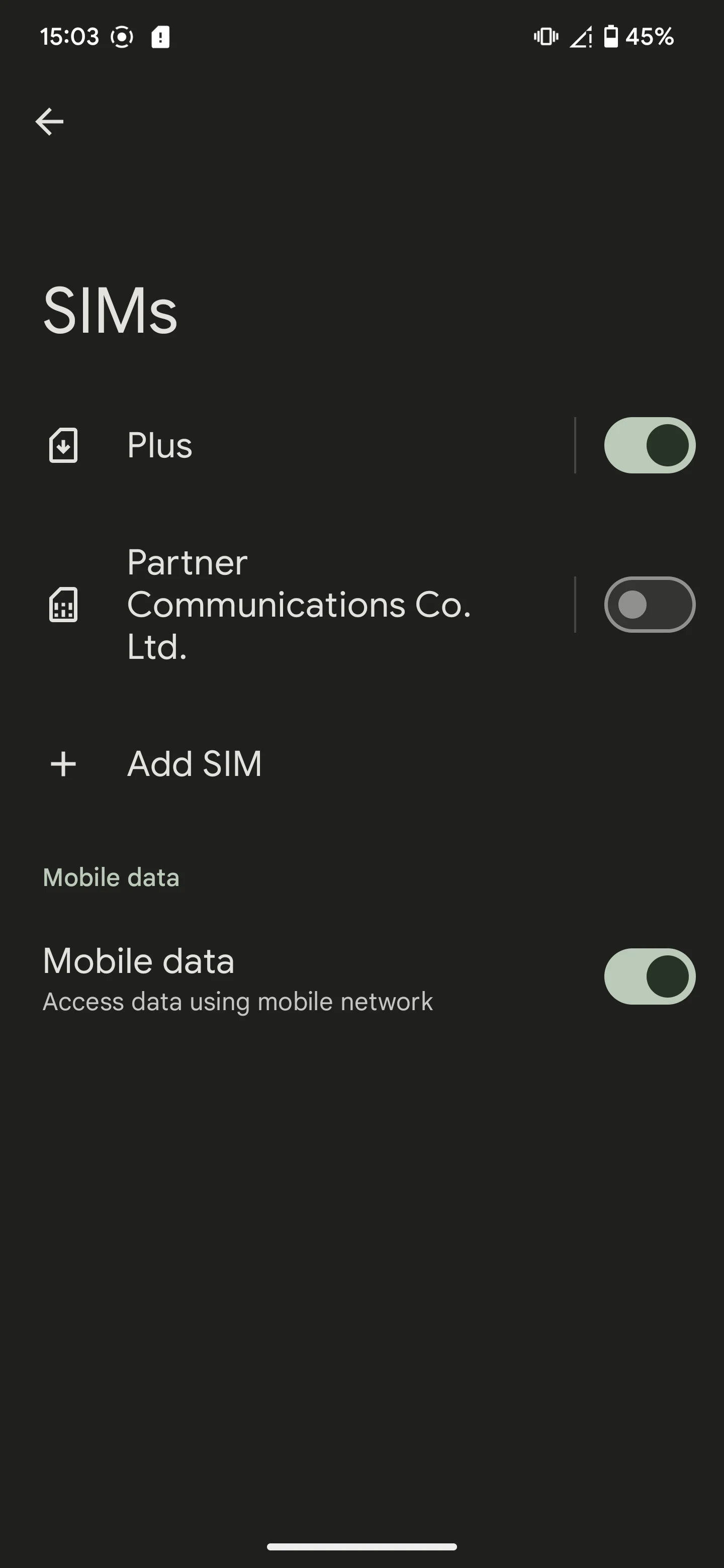 مثال على Pixel بواجهة إنجليزية: eSIM السفر مفعّلة والخط الأساسي متوقف وبيانات الهاتف مفعّلة. تختلف قوائم Samsung.