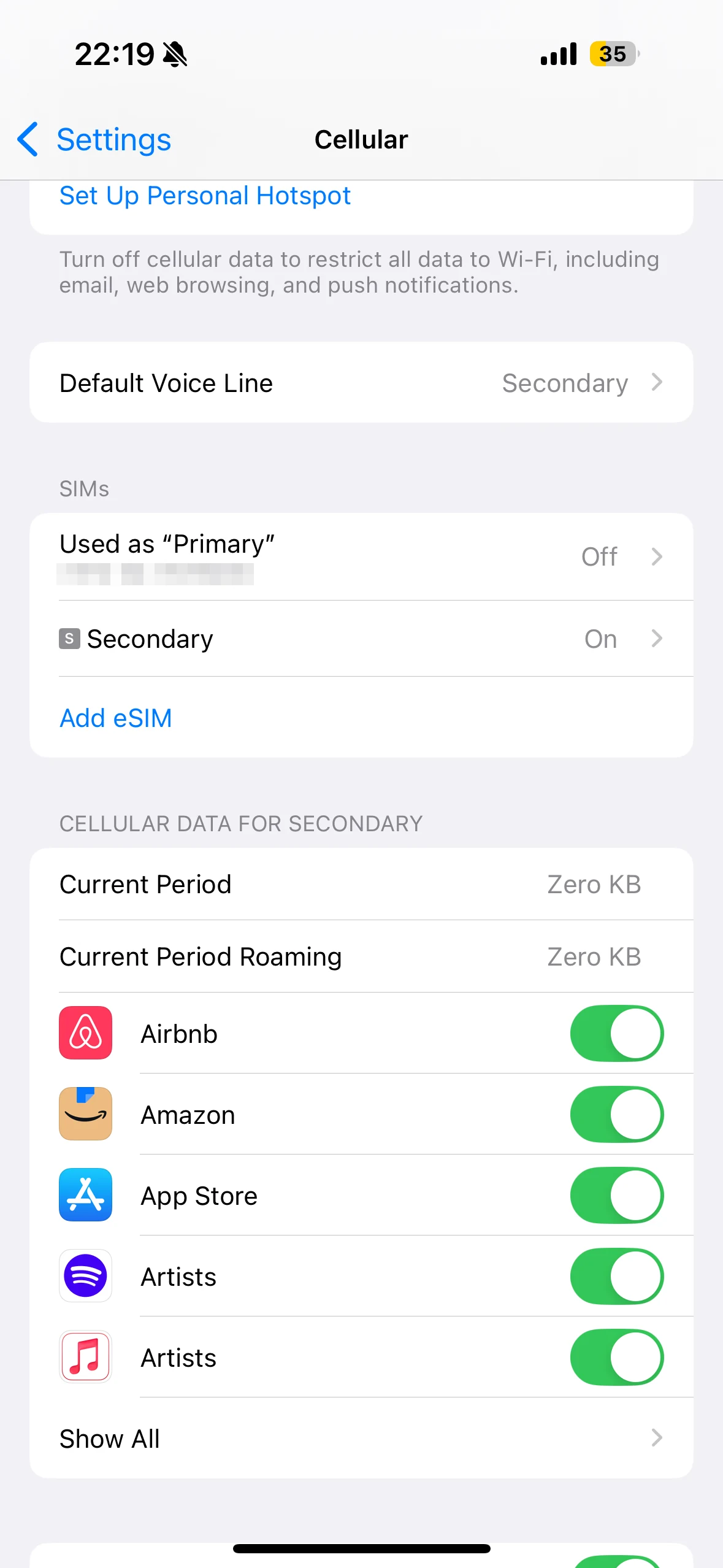 مثال على iPhone بواجهة إنجليزية: الخط الأساسي متوقف وخط السفر مفعّل. قد تختلف أسماء الخطوط على هاتفك.